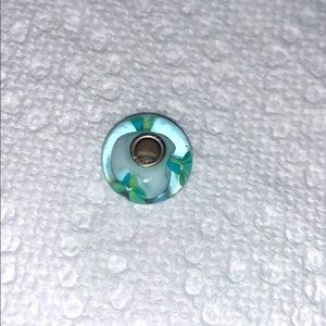 Trollbead with blue/green flowers